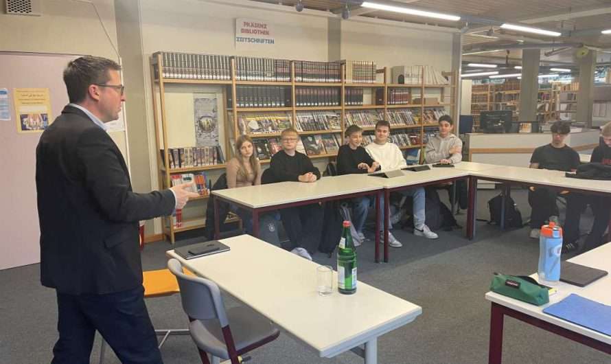 Landtagsabgeordneter stellt sich Fragen des Sozialkunde-LKs