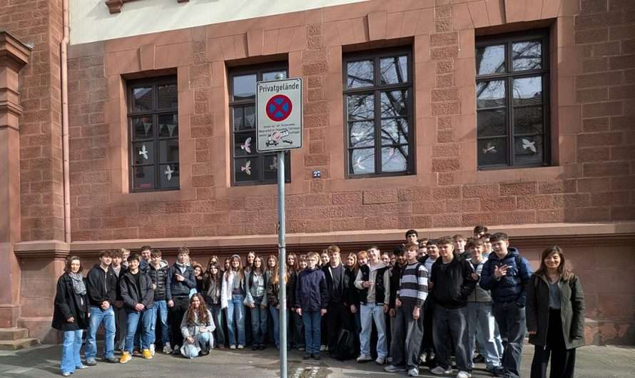 Gegen das Vergessen: Die Klassen 10a und 10b bei der Verlegung der ersten Stolperschwellein Kaiserslautern